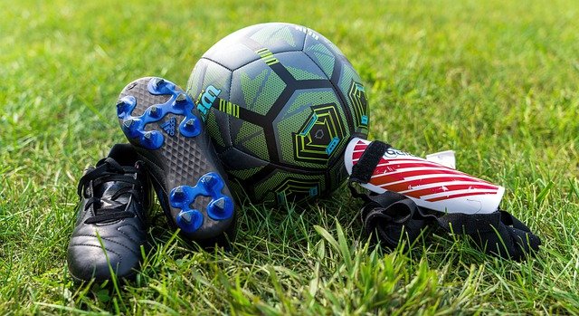 Quels sont les équipements indispensables pour jouer au football
